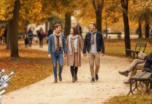 Променљиво облачно са сунчаним периодима у већем делу Србије, највиша дневна температура до 21 степен Људи шетају у парку, јесен