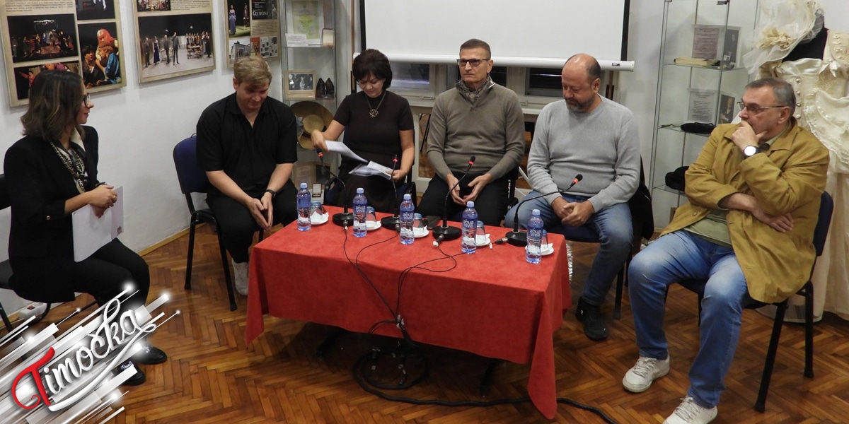 Портрет редитеља Небојше Брадића представљен у зајечарском Позоришном музеју