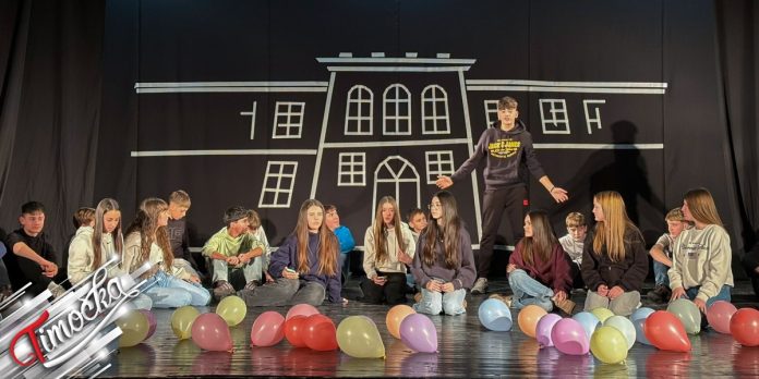 Ученици глумом подржали хуманитарну акцију: У Зајечару изведена представа „Сами у школи”