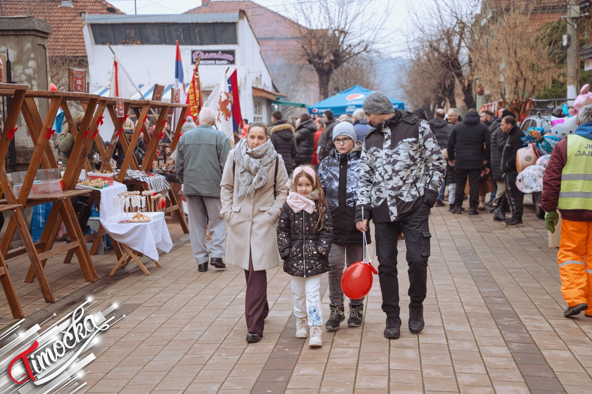 „Улица Божићне радости” на најрадоснији хришћански празник окупила велики број посетилаца у Зајечару