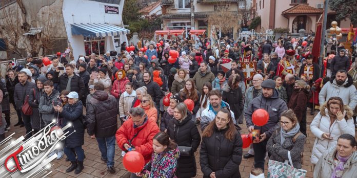 „Улица Божићне радости” на најрадоснији хришћански празник окупила велики број посетилаца у Зајечару