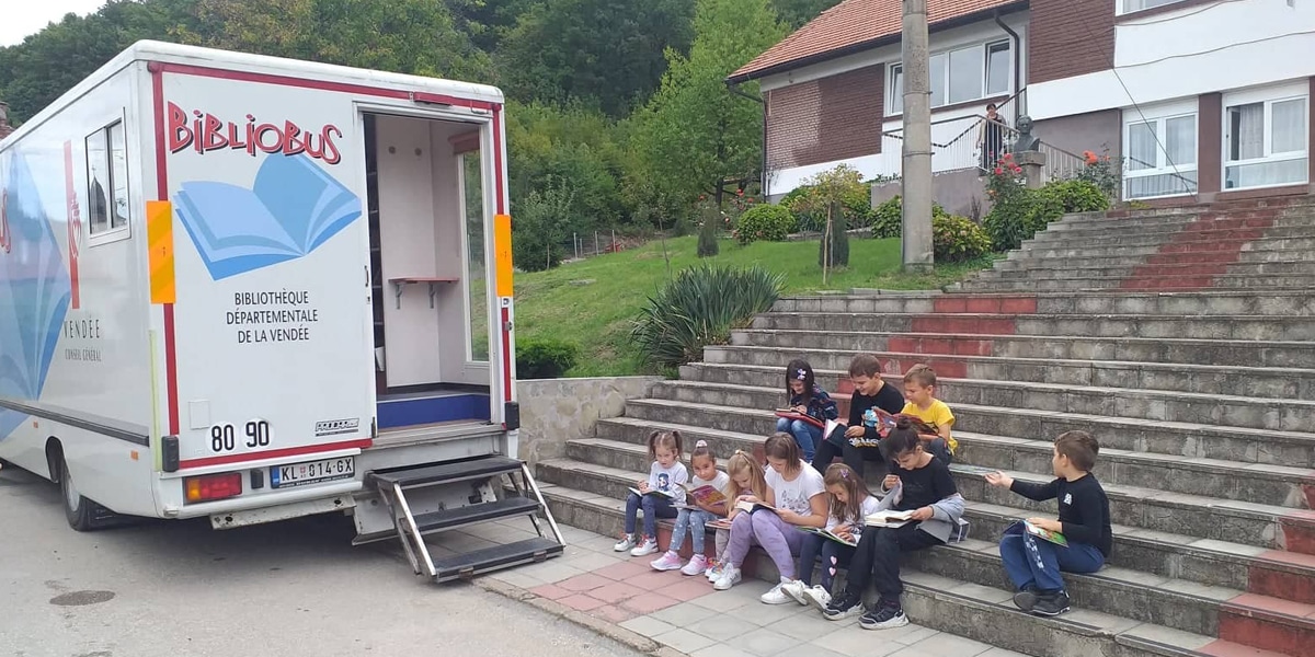 Библиобус на терену са својим корисницима Библиобус на терену са својим корисницима