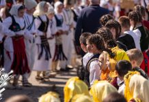 28. смотра дечјег народног стваралаштва „ДЕНС” у Градскову 4. априла Манифестација „ДЕНС” у селу Градсково