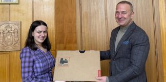 Пријем за талентовану гимназијалку: Миљани Станојевић лаптоп и подршка општине Књажевац Пријем за талентовану гимназијалку: Миљани Станојевић лаптоп и подршка општине Књажевац