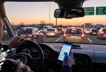 У претходној недељи 619 саобраћајних незгода у Србији, апел возачима да не користе телефон у вожњи Возач у колима користи мобилни телефон