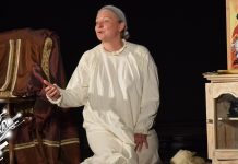 „Искра” осветлила лик Николе Тесле из угла мајке на Фестивалу малих позоришних форми у Зајечару „Искра” осветлила лик Николе Тесле из угла мајке на Фестивалу малих позоришних форми у Зајечару