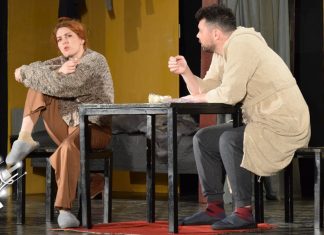 Представа „42 (Равнотежа једноставног анђела)” обележила претпоследње вече деветог Фестивала малих позоришних форми у Зајечару Представа „42 (Равнотежа једноставног анђела)” обележила претпоследње вече деветог Фестивала малих позоришних форми у Зајечару