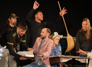 Премијерно изведена представа „Како смо сахранили Шекспира” у Центру за културу у Котлујевцу Премијерно изведена представа „Како смо сахранили Шекспира” у Центру за културу у Котлујевцу