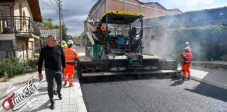 После пола века нови асфалт у Железничкој улици: Радове обишао градоначелник Зајечара Владимир Виденовић После пола века нови асфалт у Железничкој улици: Радове обишао градоначелник Зајечара Владимир Виденовић